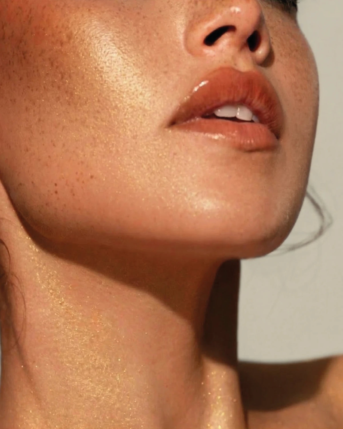 Rozświetlająca mgiełka do twarzy i ciała z efektem Gold Skin 120 ml